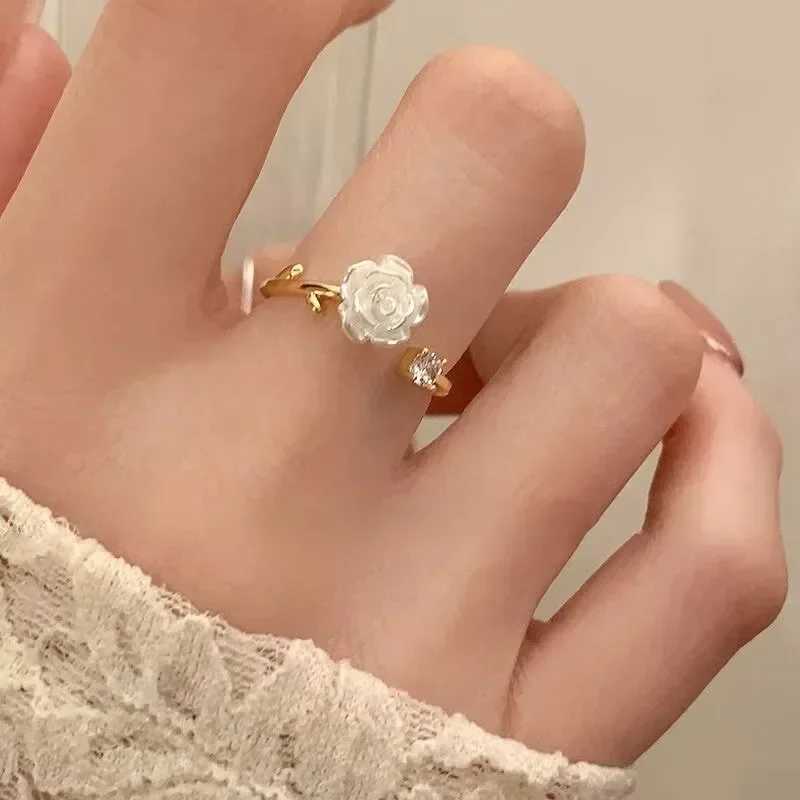 New Trend Womens Luxury Ring Gold Plated Stainless Steel Rose Ring Fashion Aesthetics Jewelry Temperature Anillos Mujer W241205