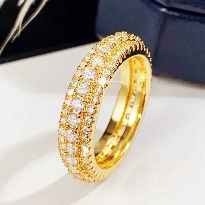 Huitan Sparkling Promise Rings with CZ Luxury Wedding Bands Awards for Women Gold Fashion Edition Womens Jewelry W241205