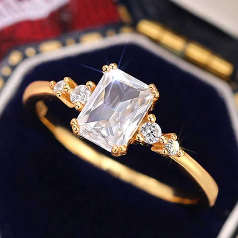 Huitan 925 sterling silver noble ring with shiny CZ cabinet suitable for womens luxurious temperature Accord exquisite wedding jewelry W241205