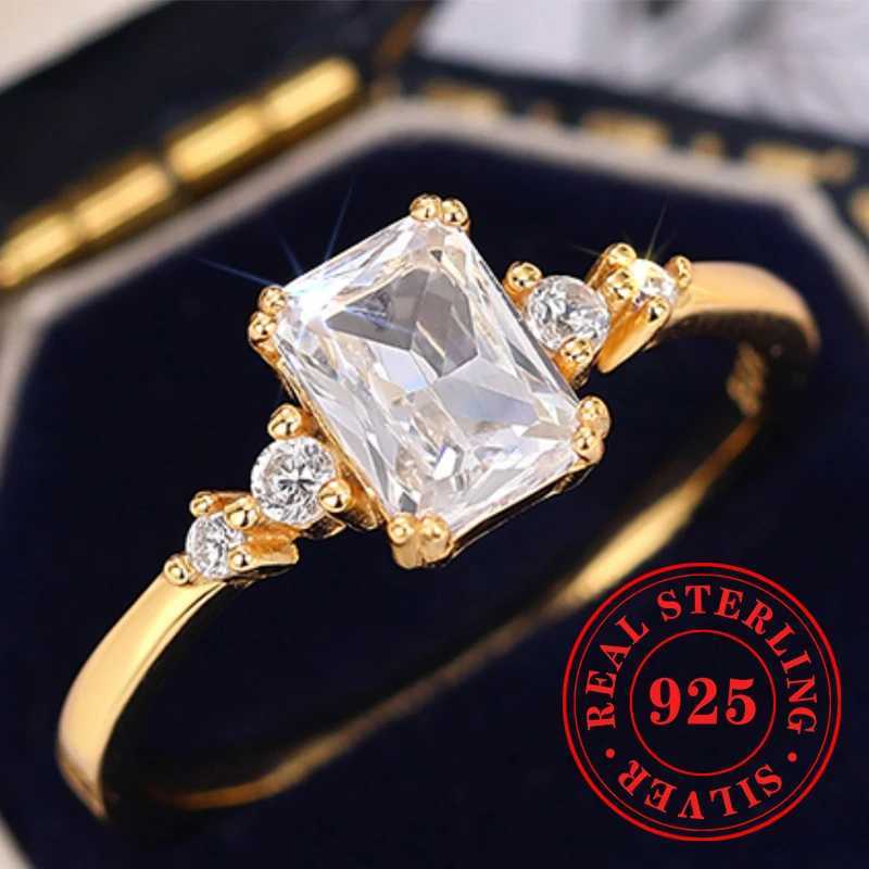 Huitan 925 sterling silver noble ring with shiny CZ cabinet suitable for womens luxurious temperature Accord exquisite wedding jewelry W241205