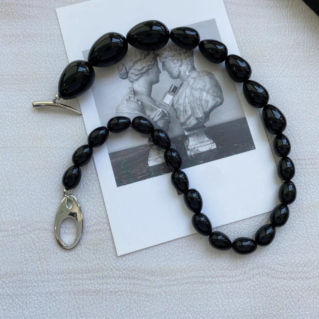Gradient oval black agate bead necklace niche high-end metal buckle bone chain personalized sweater chain 241205