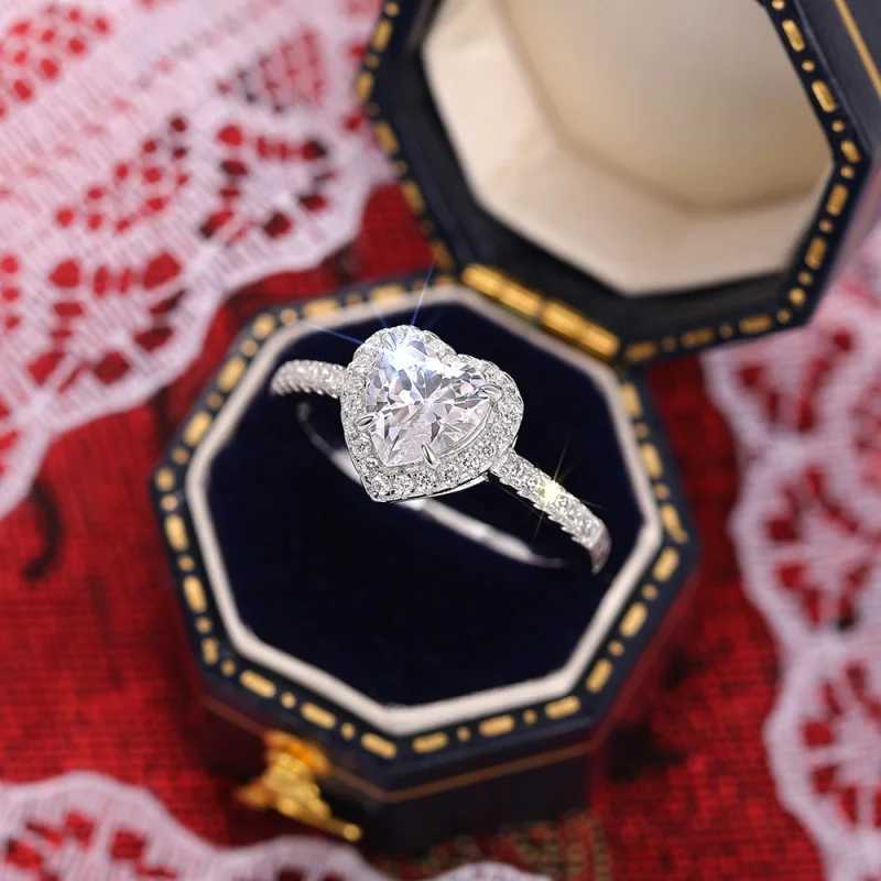 Huitan Brilliant Heart CZ Ring for Women 925 Pure Silver Joan of Arc Wedding Bridal Jewelry Shining Gorgeous Finger Accessories W241205