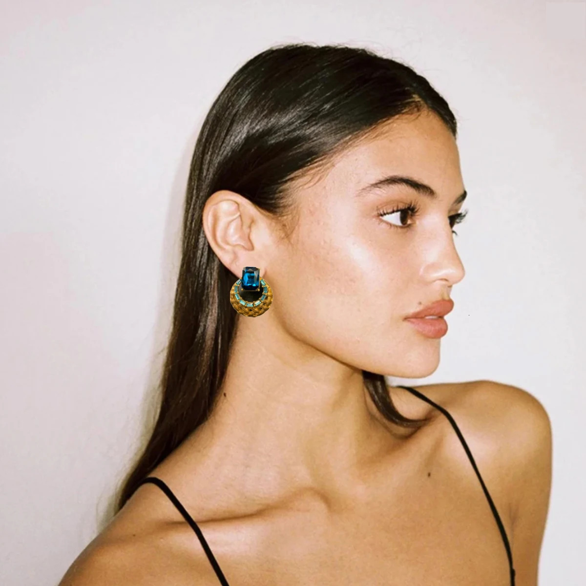 Vintage Craftsmanship with Large Rhinestone Inlaid Hollow Small Exquisite Earrings Jewelry Womens Trends Ins 241205