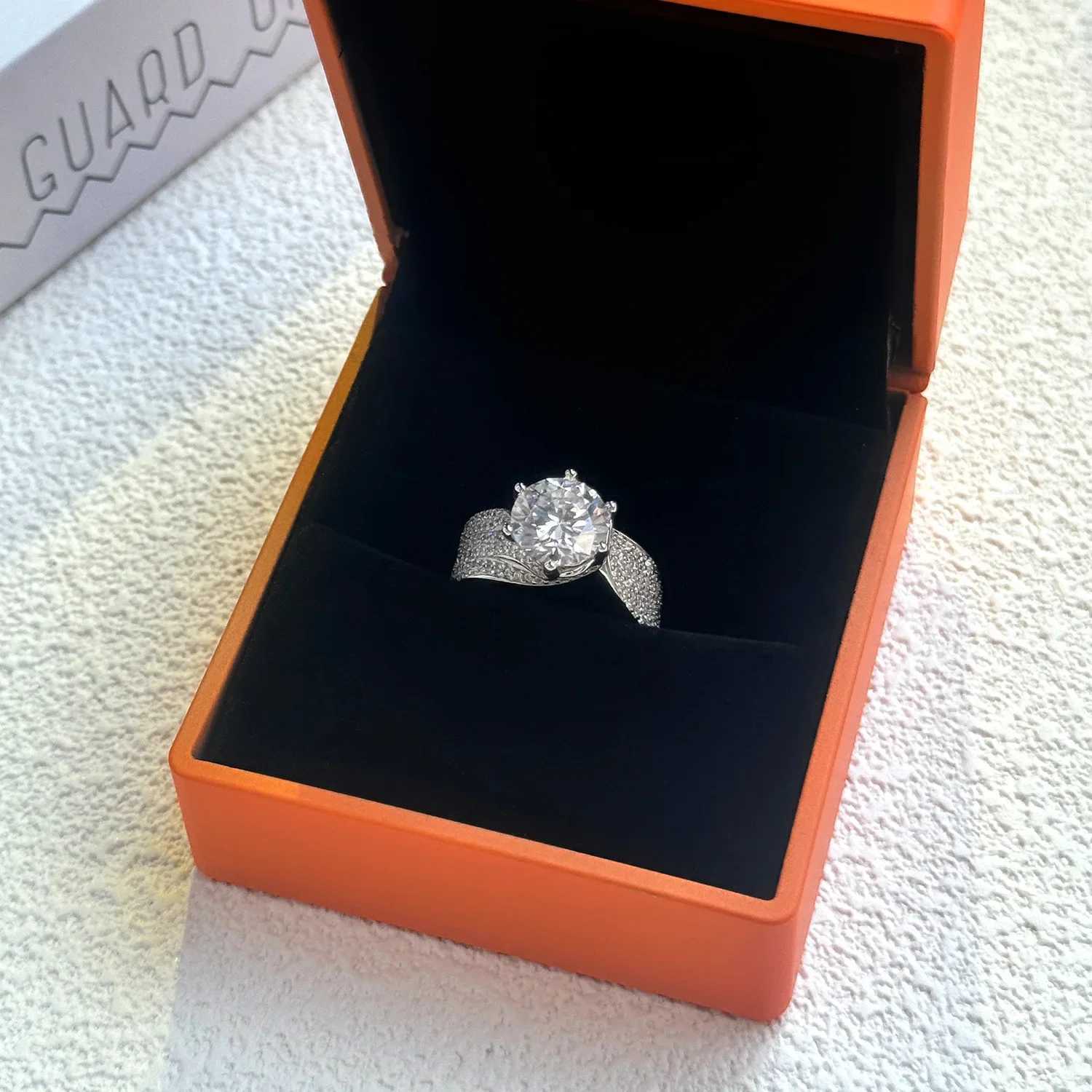 A real 3-carat D-colored silica womens wedding ring with 18K white gold plating and 925 sterling silver exquisite bridal jewelry W241205