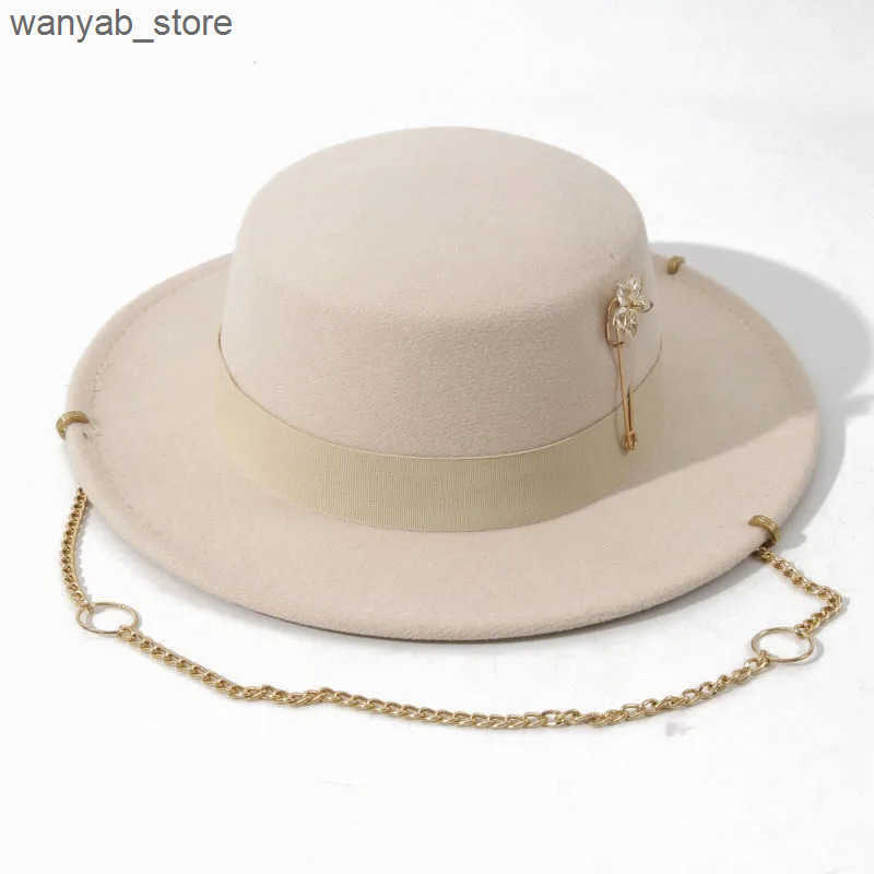Cloches European and American winter womens felt hat French small perfume style flat top hat British vintage flower pin chain jazz hat L240910