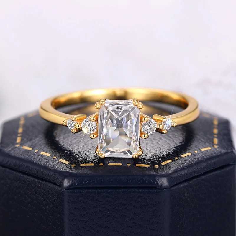 Huitan 925 sterling silver noble ring with shiny CZ cabinet suitable for womens luxurious temperature Accord exquisite wedding jewelry W241205