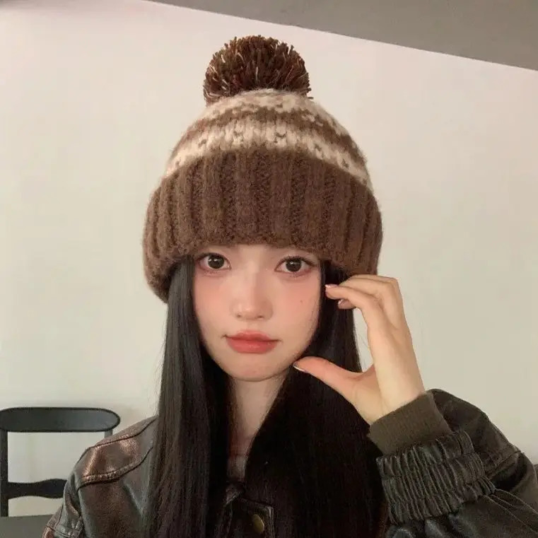 Winter outdoor warm and cold knitted hat with wool ball and wool ear protection 100 womens hats with retro cute printed stripes 53-60cm 241205