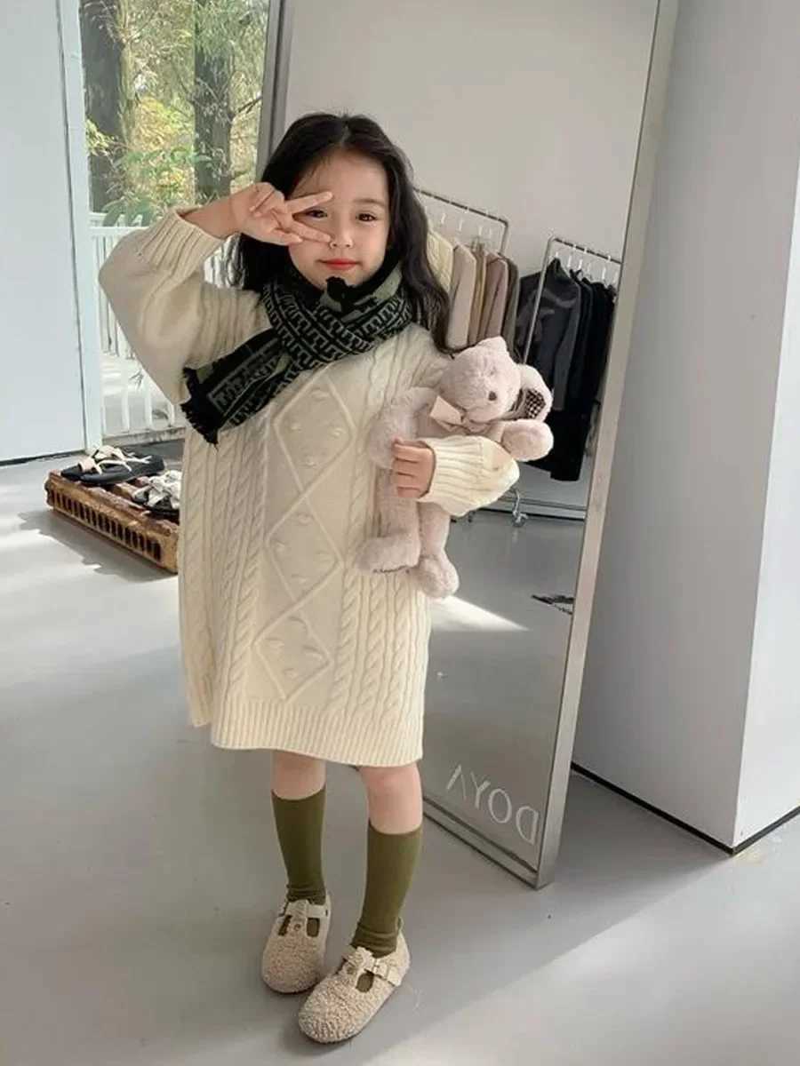Childrens medium to long hair clothing Korean version childrens clothing 2023 winter new girl thick round neck long sleeved sweater W241205