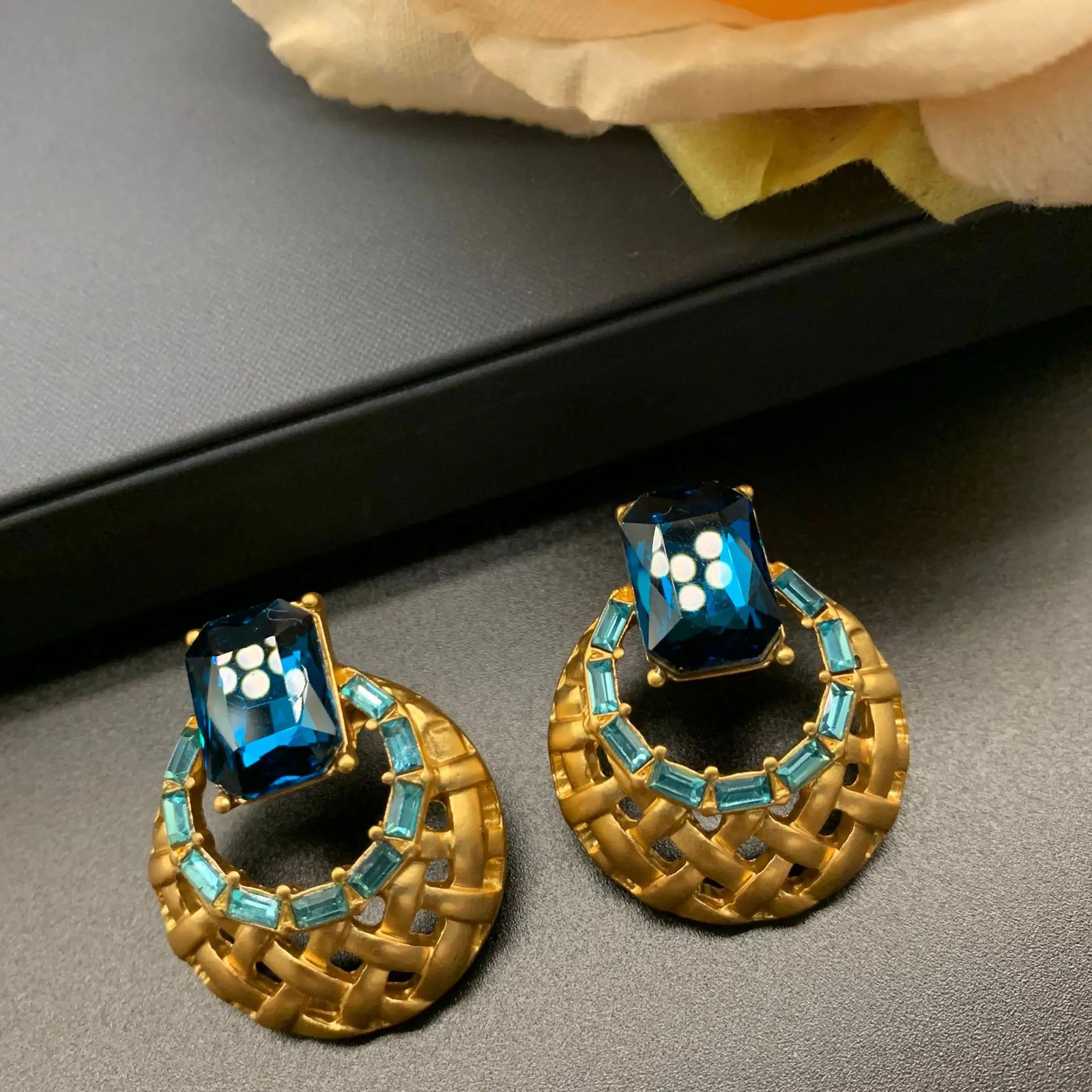Vintage Craftsmanship with Large Rhinestone Inlaid Hollow Small Exquisite Earrings Jewelry Womens Trends Ins 241205