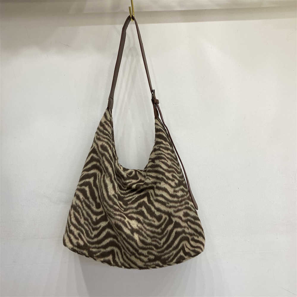 Personalized East Gate Autumn Plaid Leopard Pattern Fashion Woolen Personalized Plaid Tote Bag Casual Versatile Shoulder Bag 241215