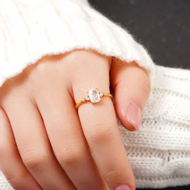 Huitan 925 sterling silver noble ring with shiny CZ cabinet suitable for womens luxurious temperature Accord exquisite wedding jewelry W241205