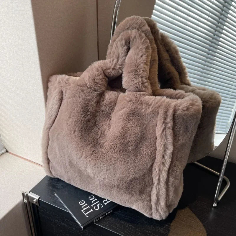 Fashion commuting large bag for women 2024 autumn fur bag portable large capacity shoulder handbag plush bag 241205