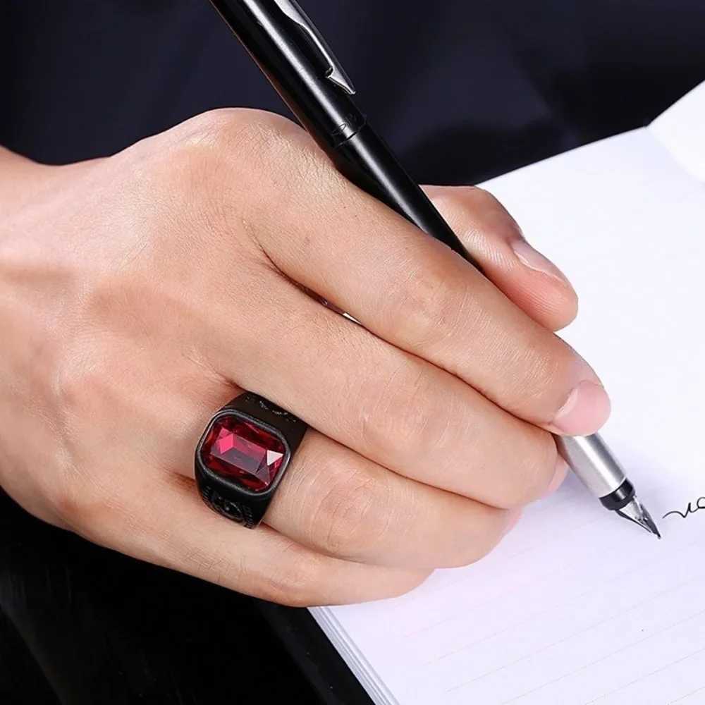 Simple and fashionable redstone crystal black ring for men and women retro gothic punk creative trend wedding ring niche party accessories W241205