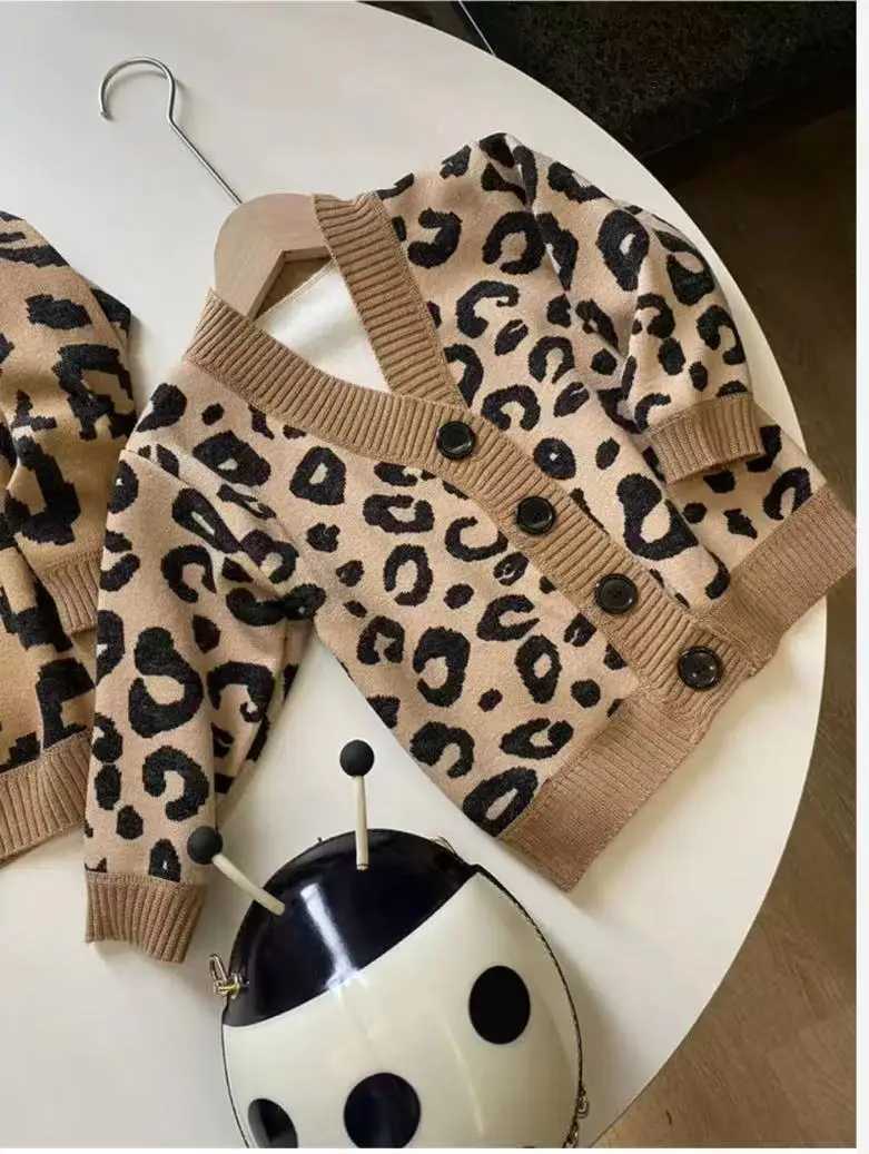 Baby mother welfare children autumn and winter thick velvet warm V-neck leopard print knitted sweater cardigan wool sweater W241205