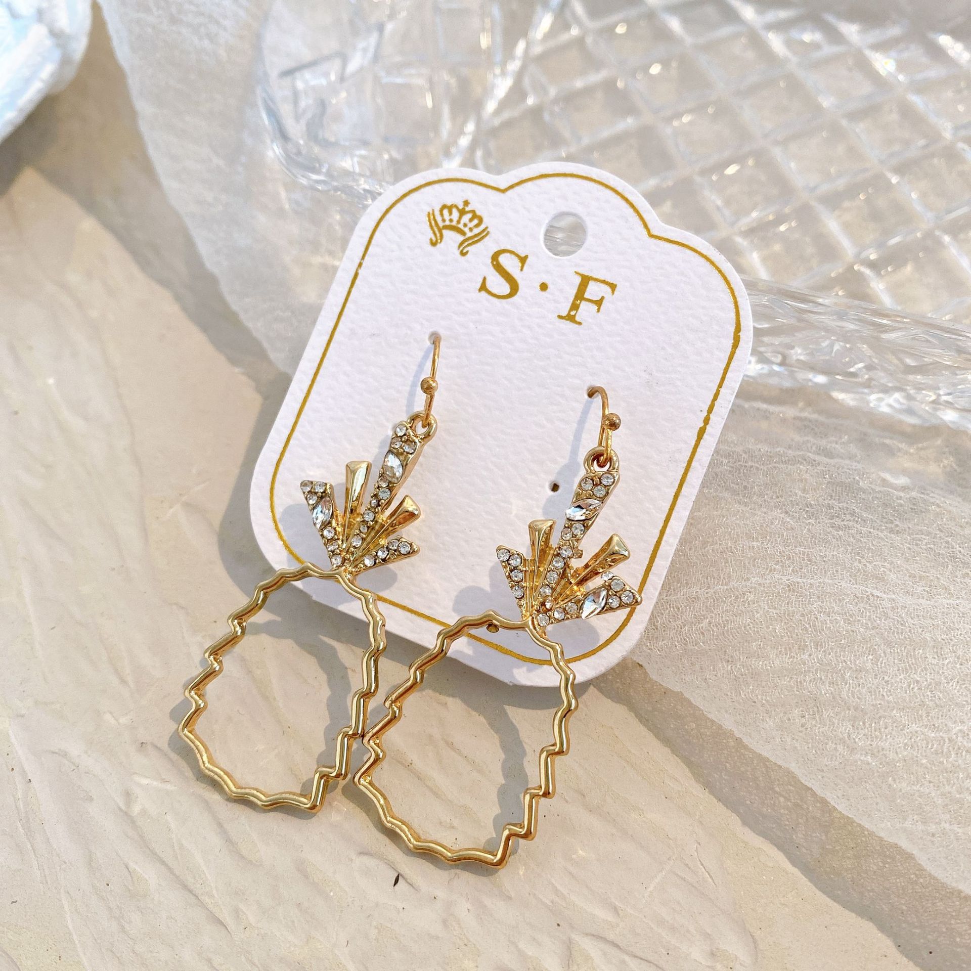 Europe and the United States cross-border new inlaid rhinestone fruit pineapple earrings creative temperament gold hollow fruit earrings