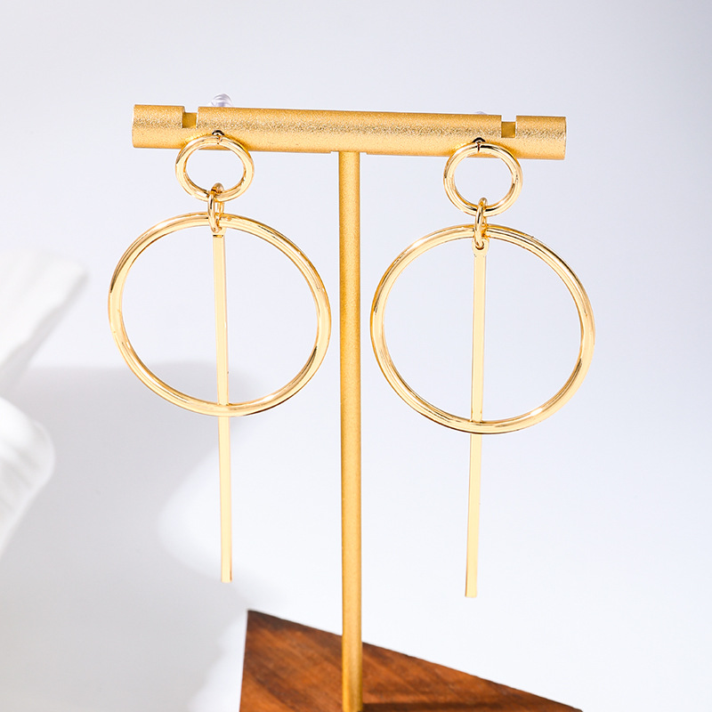 1 pair of fashionable and trendy new simple metal creative round circle ladies earrings suitable for commuting personalised matching