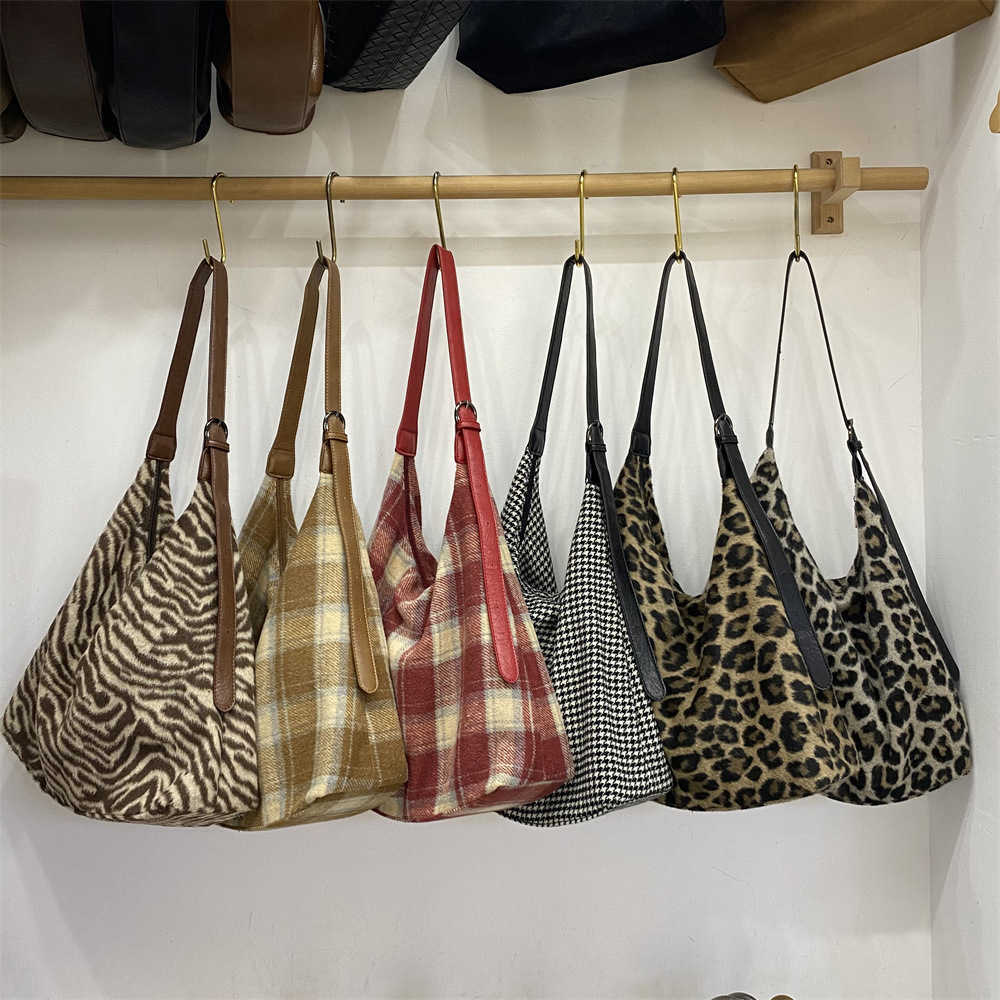 Personalized East Gate Autumn Plaid Leopard Pattern Fashion Woolen Personalized Plaid Tote Bag Casual Versatile Shoulder Bag 241215