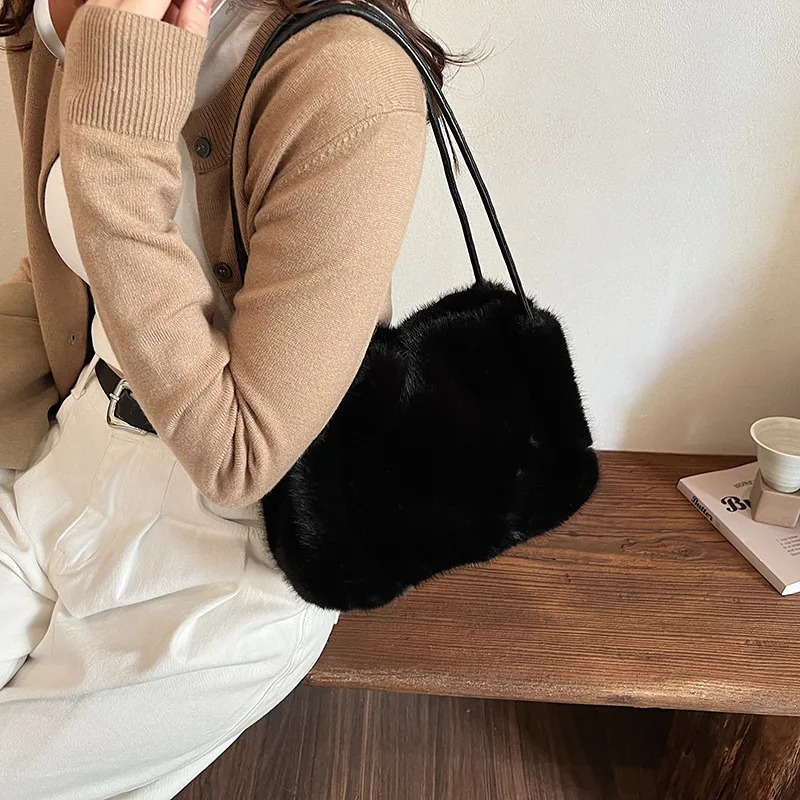Korean Ins Trendy Plush Bag Womens Winter Fashionable Large-capacity Plush Tote Bag Shoulder Womens Bag 241206