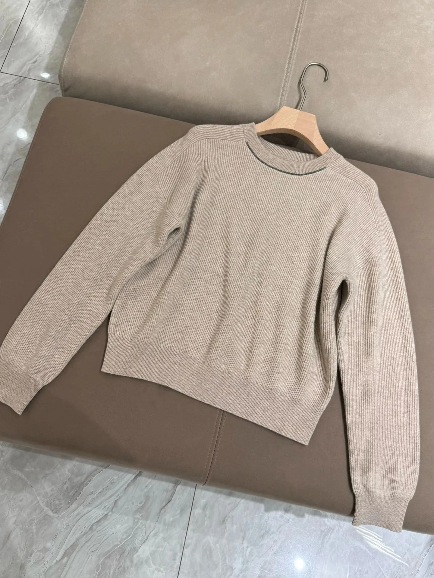 Womens wool sweater long sleeved knitted pullover for autumn and winter simple round neck womens clothing 241203