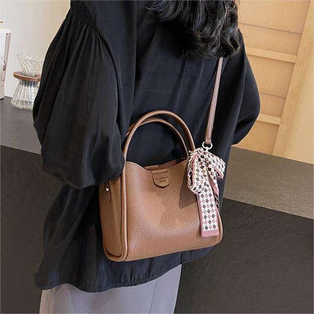 Handheld commuting for women 2024 new model, high-end, simple and trendy shoulder bag, Korean versatile bucket bag