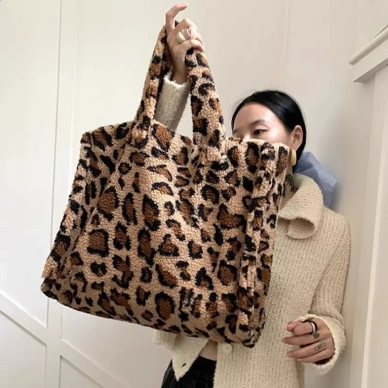 Autumn Winter Big Capacity Leopard Pattern Handbag College Students Plush Bag Lamb Wool Bags Versatile Package 241204