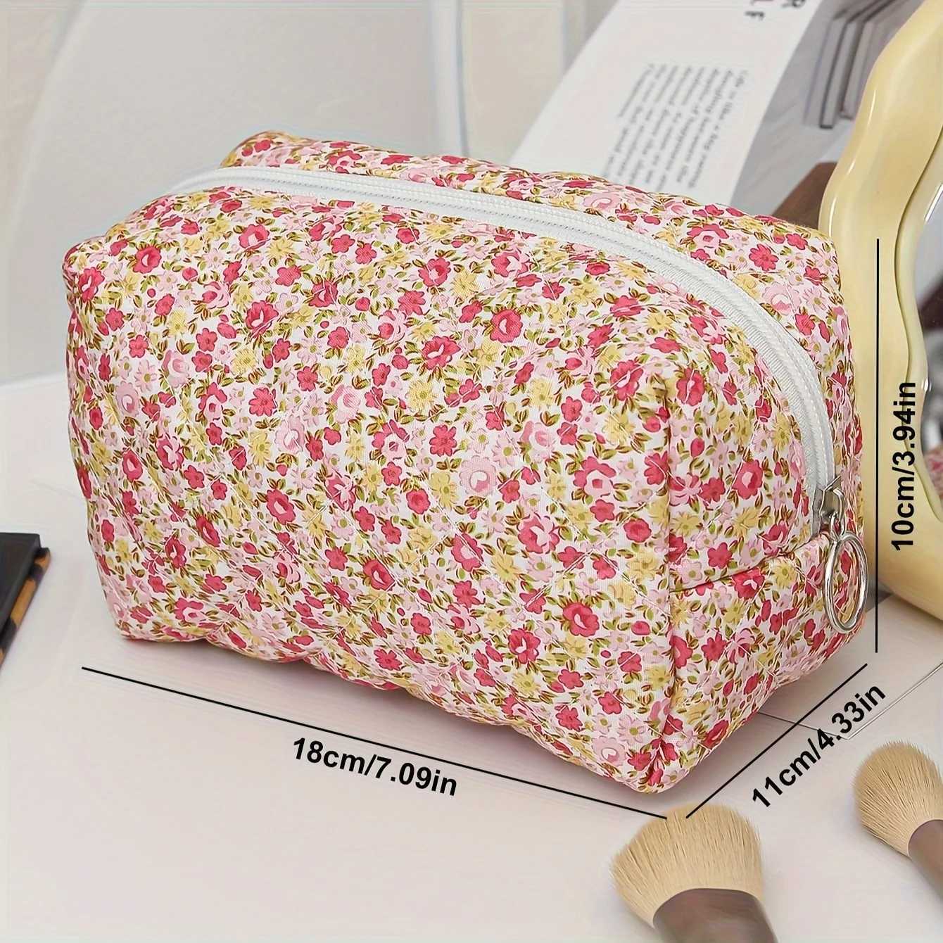 Cute Small Floral Cott Makeup Bag Quilted Zipper Pouch for Women and Girls Kaii Travel Cosmetic Bags for PurseXJ241206