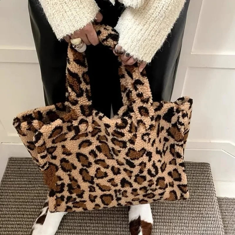 Autumn Winter Big Capacity Leopard Pattern Handbag College Students Plush Bag Lamb Wool Bags Versatile Package 241204