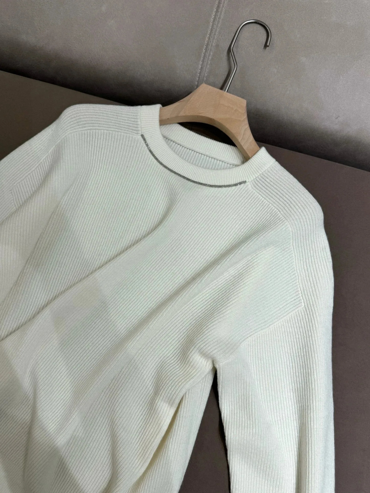 Womens wool sweater long sleeved knitted pullover for autumn and winter simple round neck womens clothing 241203