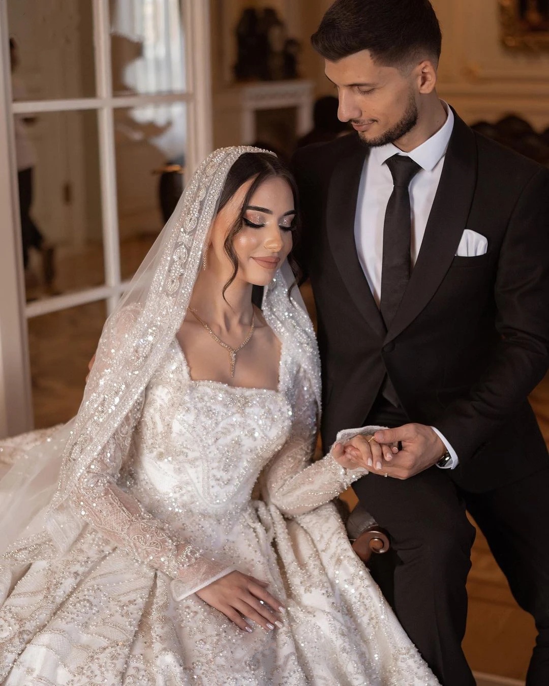 Gorgeous Wedding Dress Sequins Square Neck Bridal Ball Gowns Pearls Beading Long Sleeves Sweep Train Lace Up Customized Vestidos De Novia Plus Size