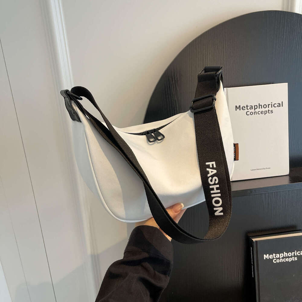 Lazy Wind Moon Tooth Female Niche Minimalist Crossbody Dumpg Sports And Leisure Style Shoulder Large Capacity Women's Bun Fashion Quality Classic