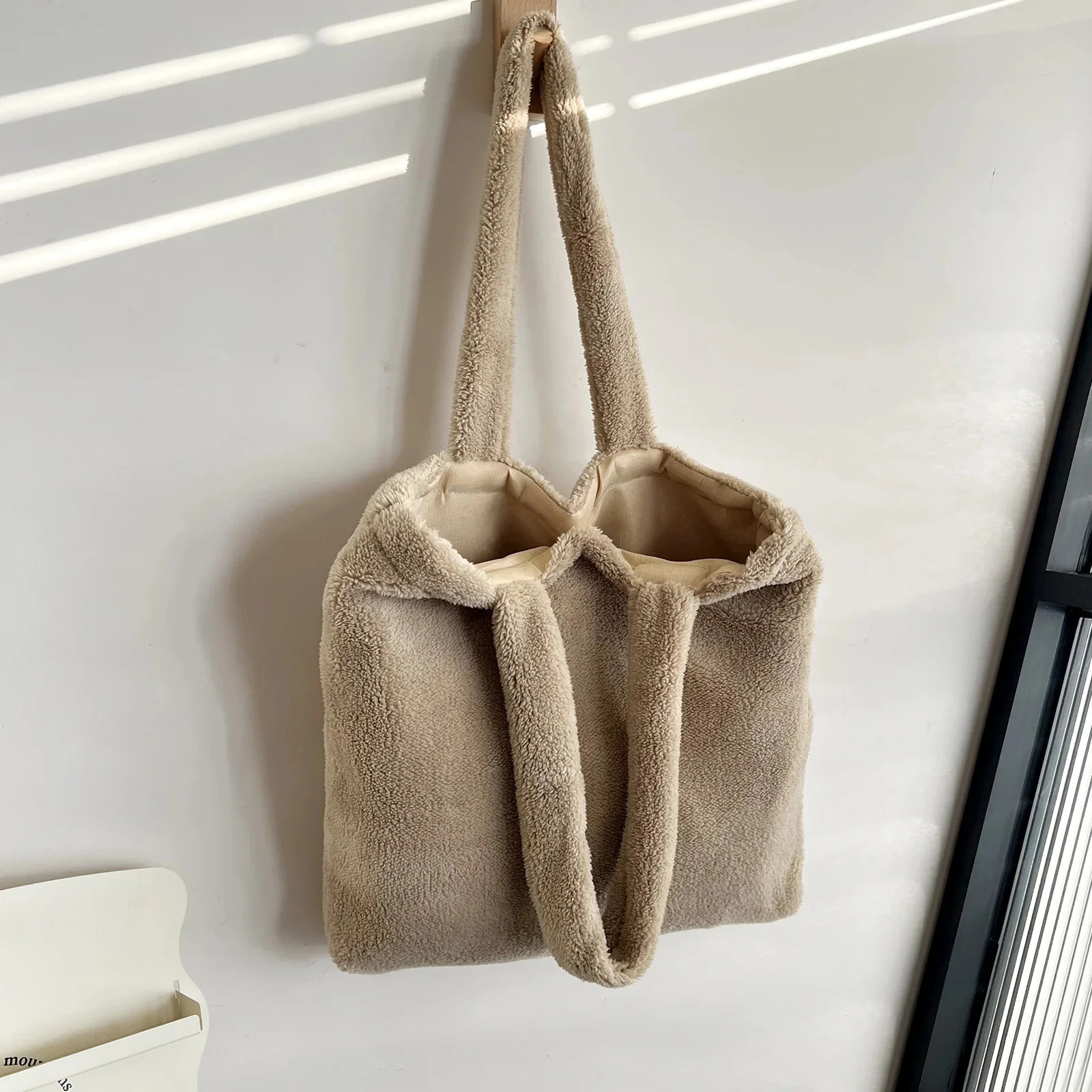 Womens Plush Underarm Bag Winter Faux Fur Shoulder Bag Solid Color Soft Fluffy Shopper Bag Girl Large Capacity Casual Tote Bag 241206