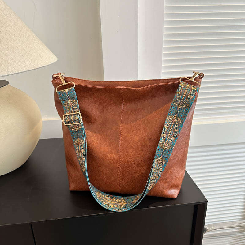 Large Capacity For Women In Spring And Summer, Retro Broadband Single Shoulder Crossbody Bag, High-End Texture Commuting Bucket Bag B4