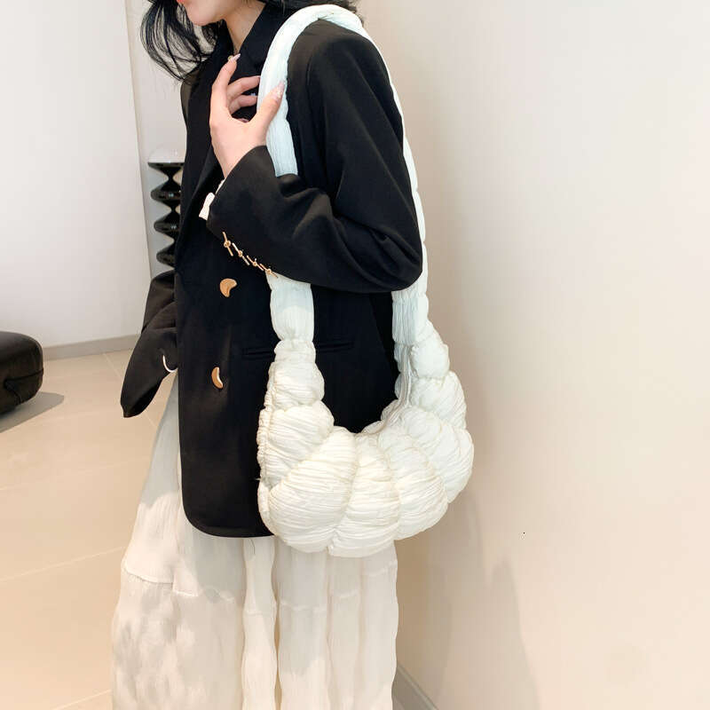 New Korean Style Bag For Women In Summer, With A High-End Feel Large Capacity Crossbody Bag. Casual Versatile Cloud Dumpg Bag, Fashionable And Classic