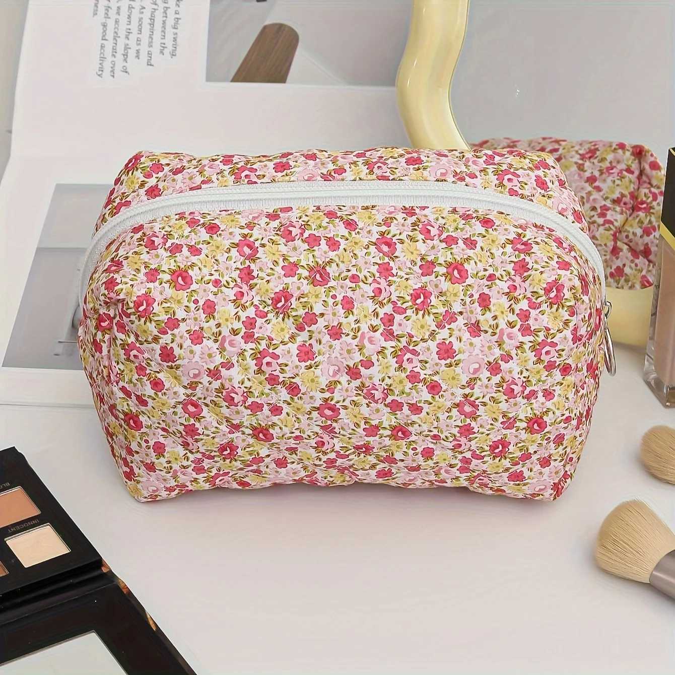 Cute Small Floral Cott Makeup Bag Quilted Zipper Pouch for Women and Girls Kaii Travel Cosmetic Bags for PurseXJ241206