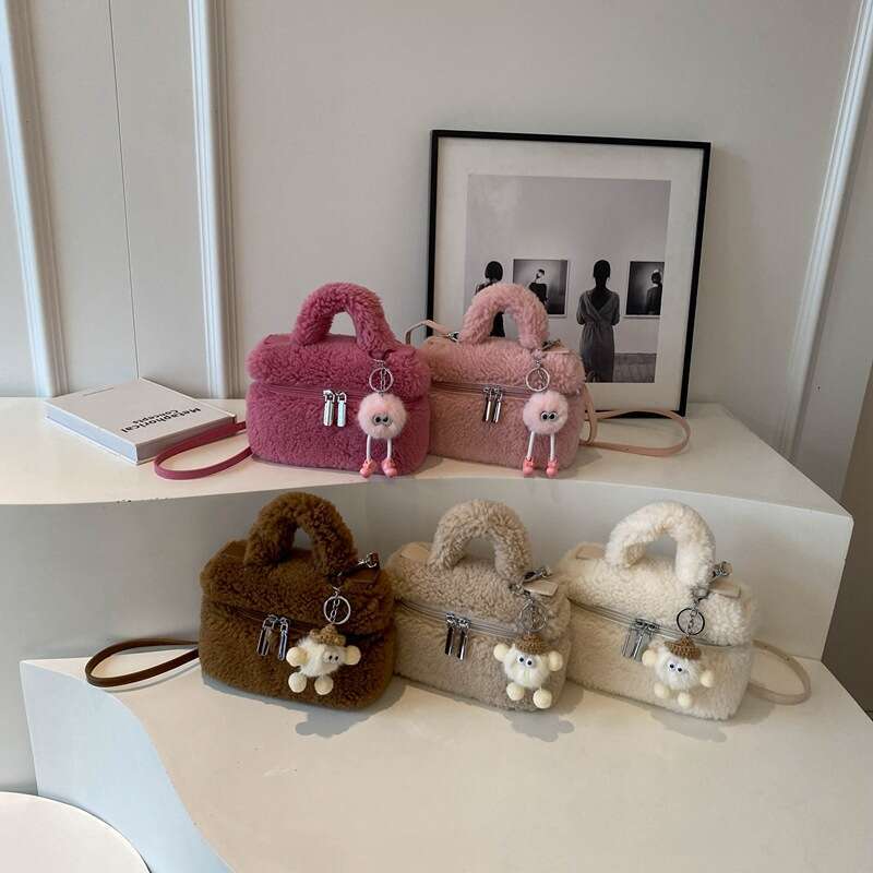 Lamb wool women's crossbody 2024 winter new item, shoulder bag, fashionable plush handbag