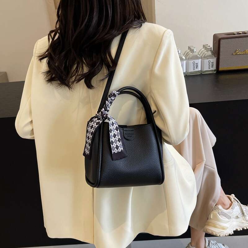 Handheld commuting for women 2024 new model, high-end, simple and trendy shoulder bag, Korean versatile bucket bag