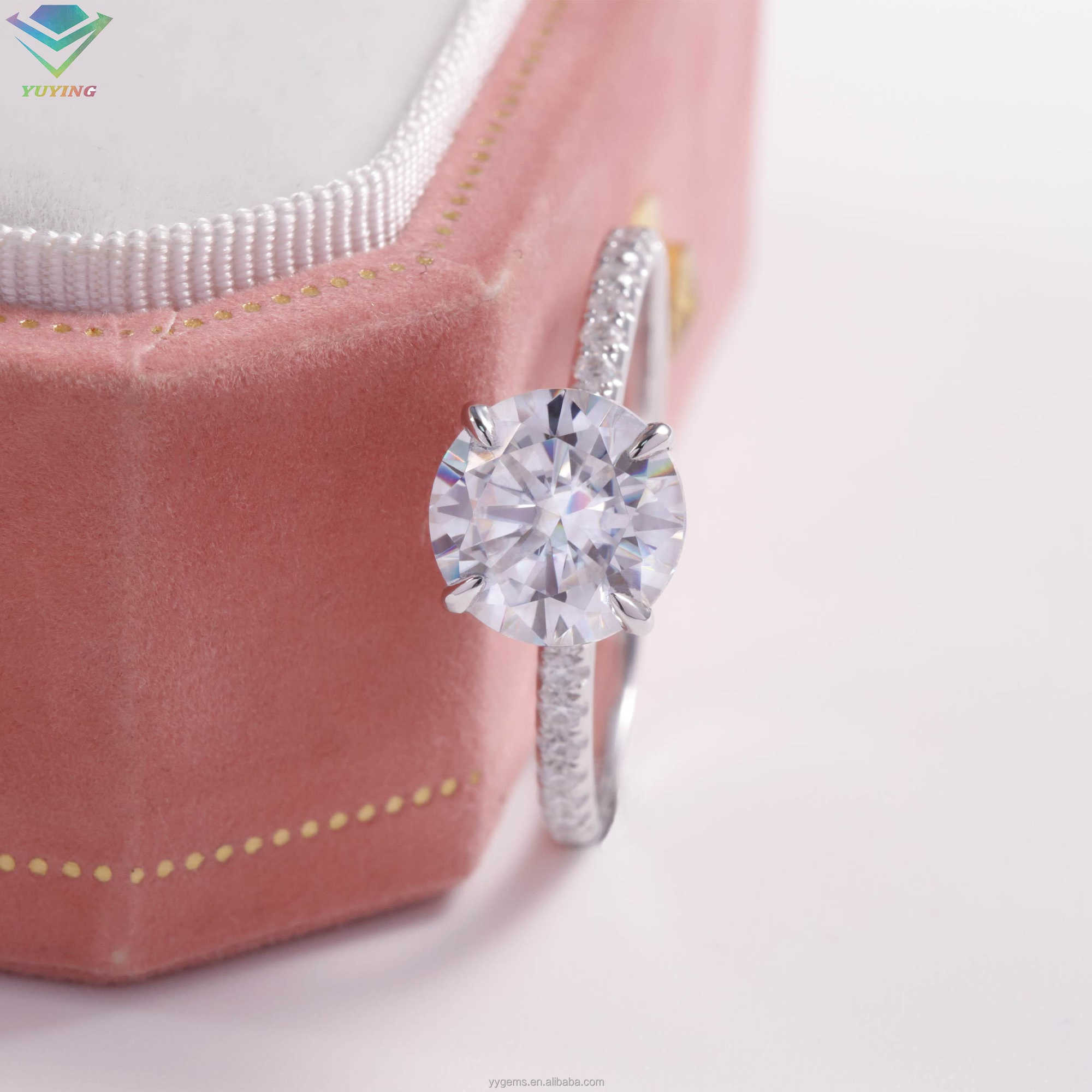 Yu Ying Custom 18k Solid Gold Ring Fine Jewelry 1CT Round Brilliant Cut Wedding Ring Woman Engagement Moissanite Ring