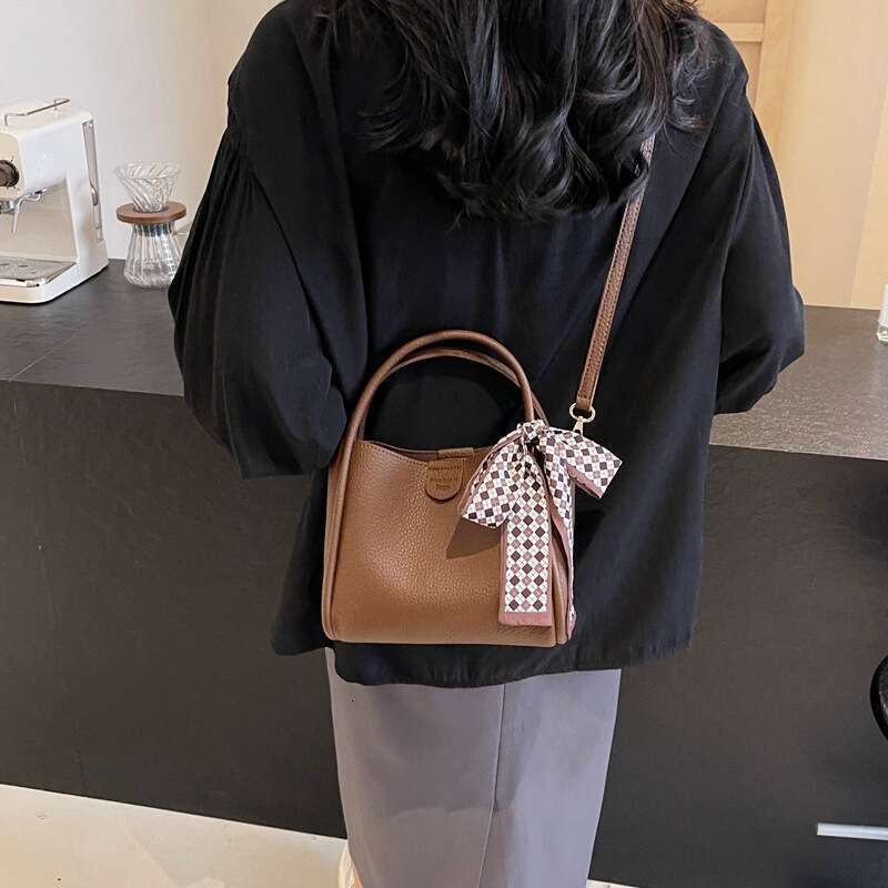 Handheld commuting for women 2024 new model, high-end, simple and trendy shoulder bag, Korean versatile bucket bag