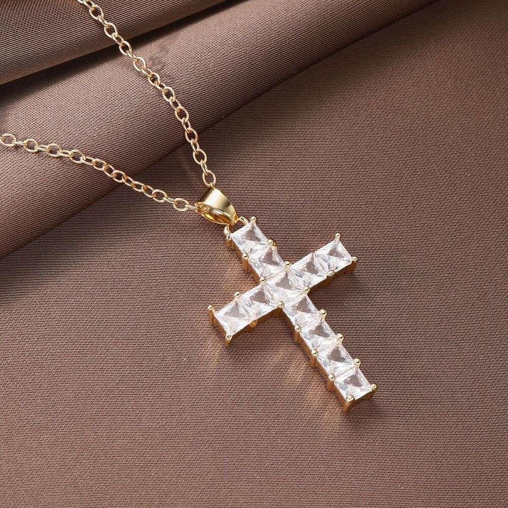 New inlaid Haoshi cross pendant necklace, fashionable, simple, versatile, light , high-end decorative item