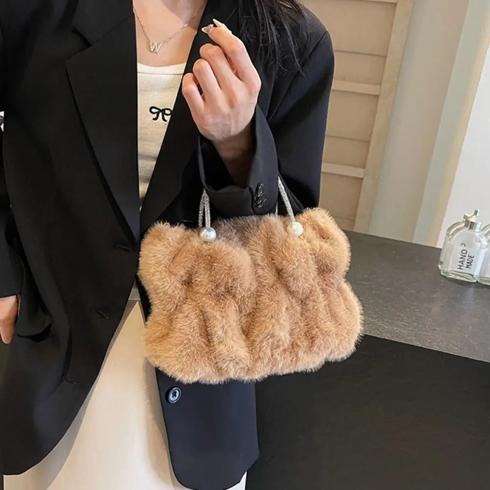 Korean Style Women Plush Shoulder Bag Chain Soft Winter Fluffy Handbag Solid Color Exquisite Faux Fur Crossbody Bag Women 241206