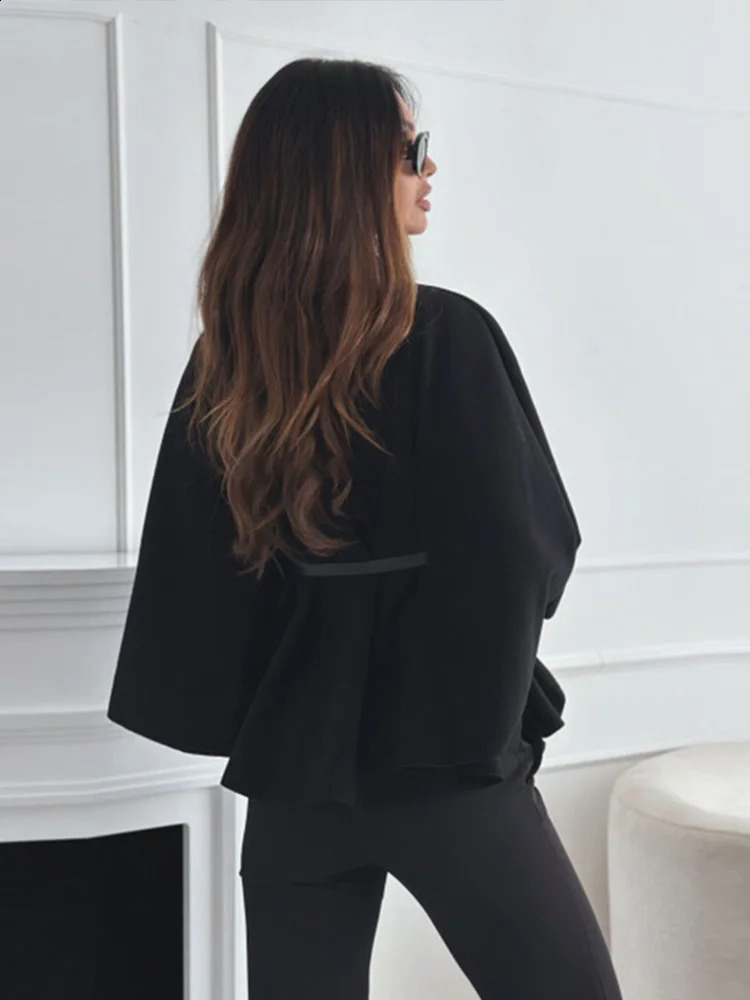 Lady Cloak Cape Woollen Tweed Poncho Thick Autumn Winter Women Single Buckle Batwing Sleeve Coat Elegant Warm Loose Outwear 241204