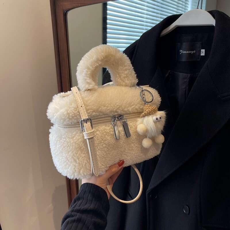 Lamb wool women's crossbody 2024 winter new item, shoulder bag, fashionable plush handbag