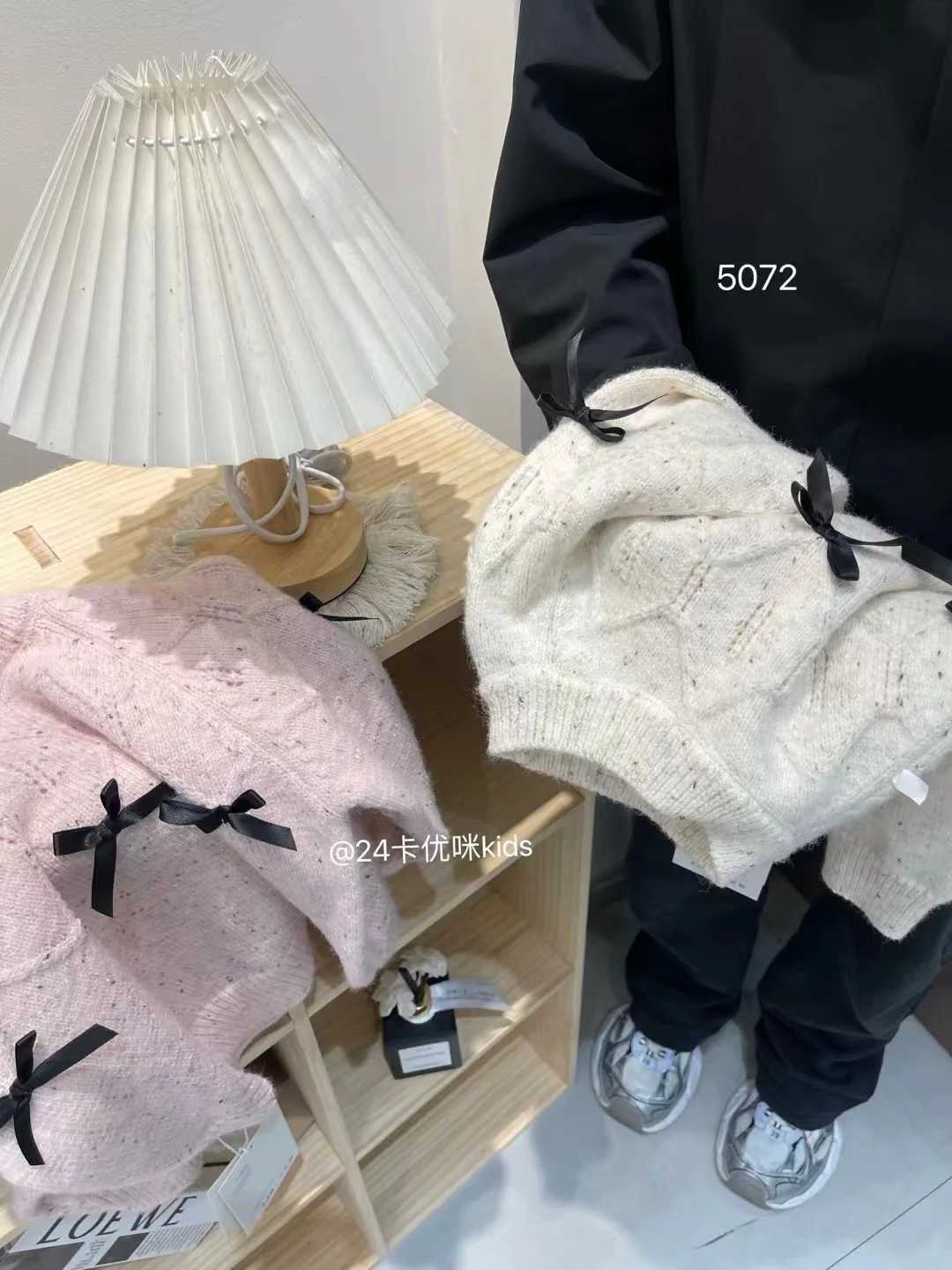 Cardigan Baby girl sweater with fashionable bow tie knitted to keep warm 2024 autumn new Korean style childrens sweater Q241205