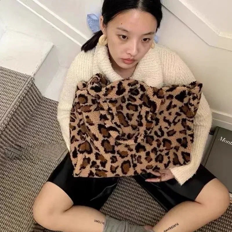 Autumn Winter Big Capacity Leopard Pattern Handbag College Students Plush Bag Lamb Wool Bags Versatile Package 241204