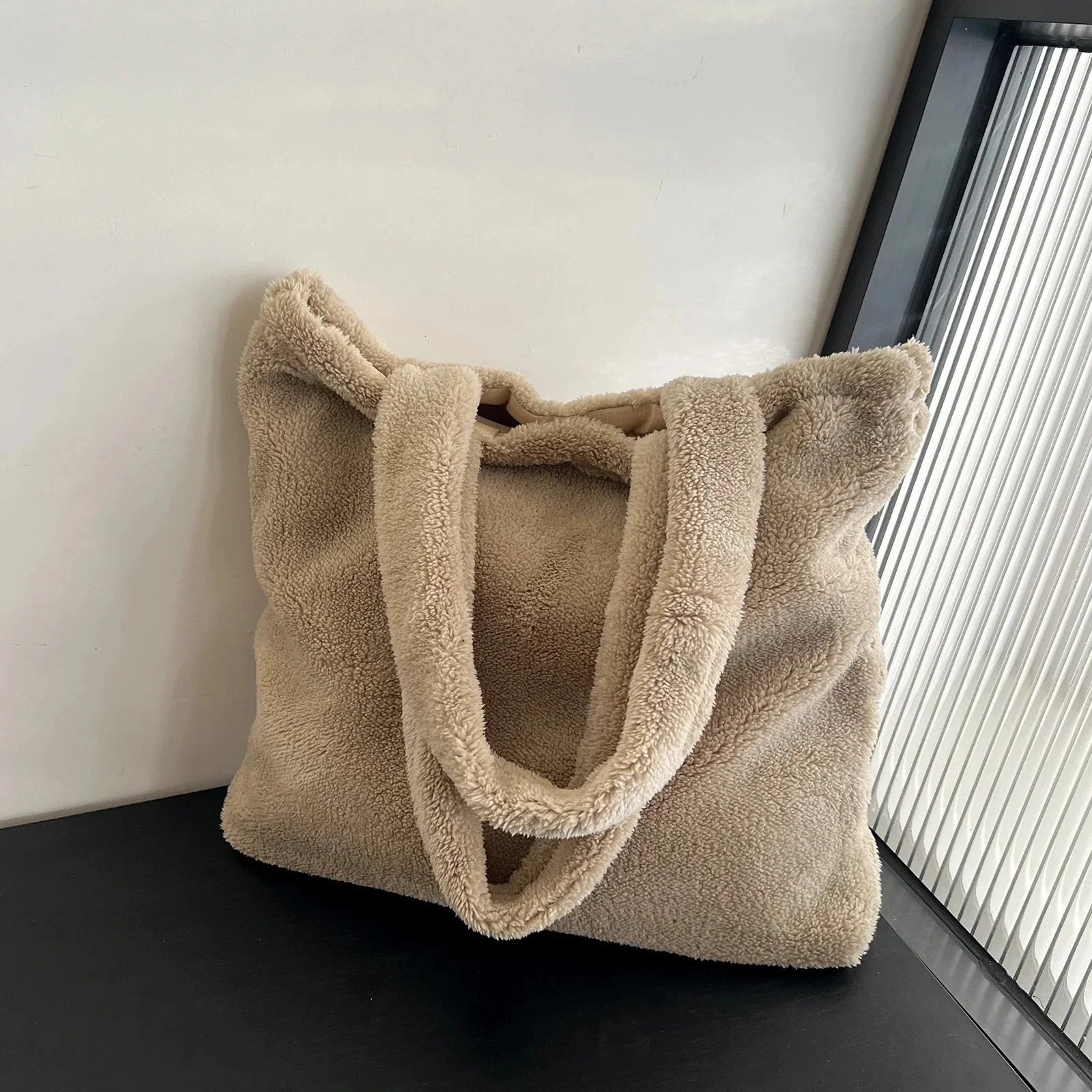 Womens Plush Underarm Bag Winter Faux Fur Shoulder Bag Solid Color Soft Fluffy Shopper Bag Girl Large Capacity Casual Tote Bag 241206