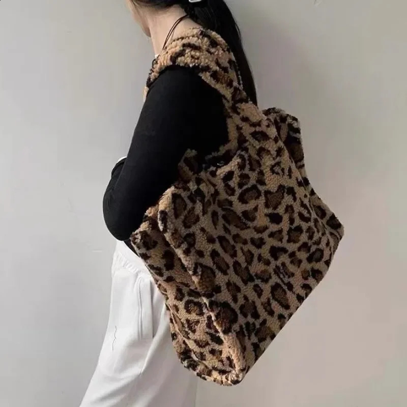 Autumn Winter Big Capacity Leopard Pattern Handbag College Students Plush Bag Lamb Wool Bags Versatile Package 241204
