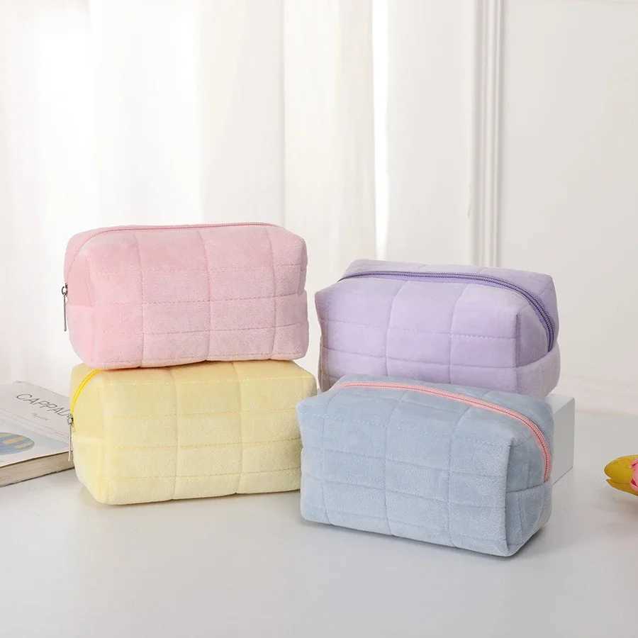 Simple Makeup Bag Pillow Pencil Case Veet Plaid Womens Large Capacity Pillow Cosmetic Portable Storage Bags Students SuppliesXJ241206