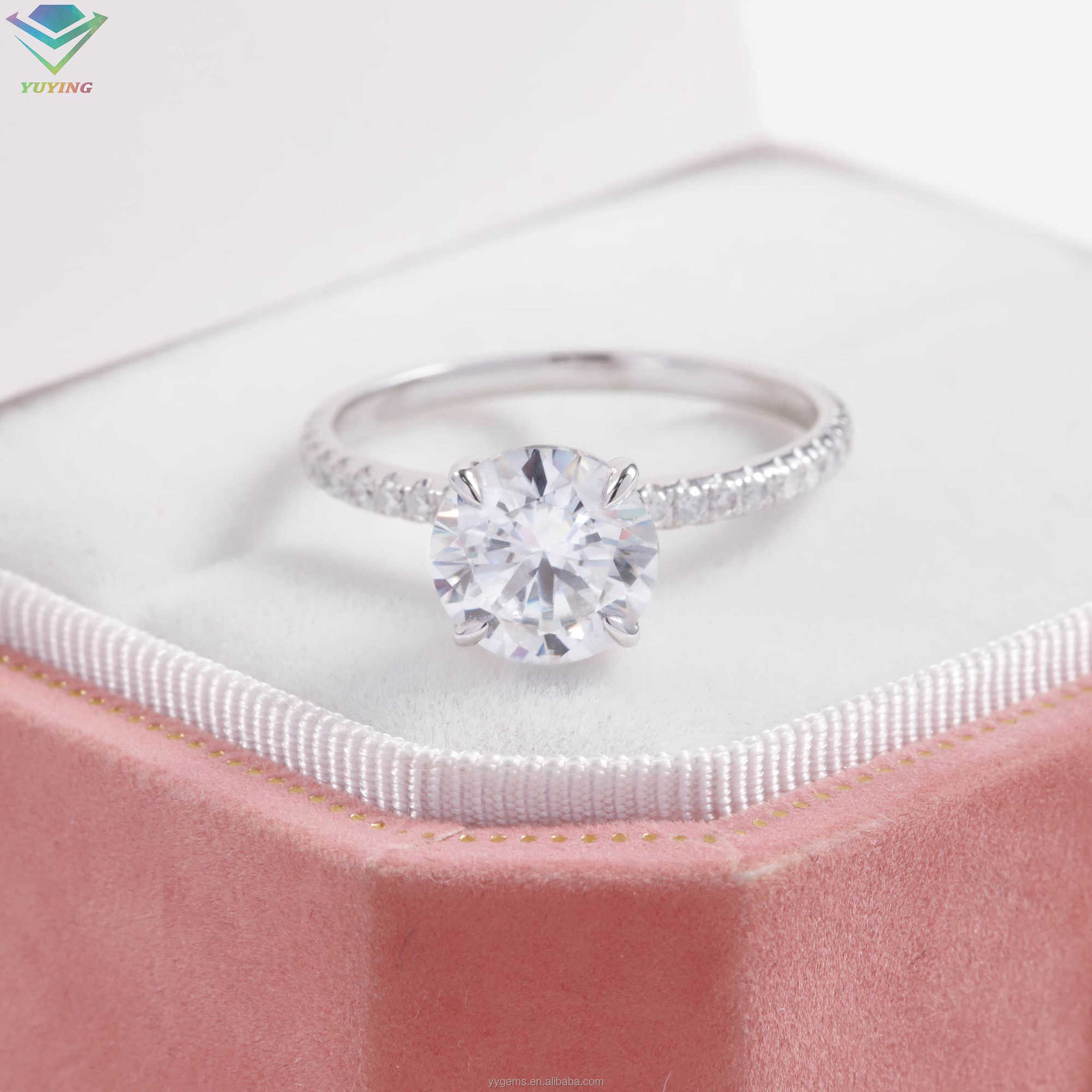 Yu Ying Custom 18k Solid Gold Ring Fine Jewelry 1CT Round Brilliant Cut Wedding Ring Woman Engagement Moissanite Ring