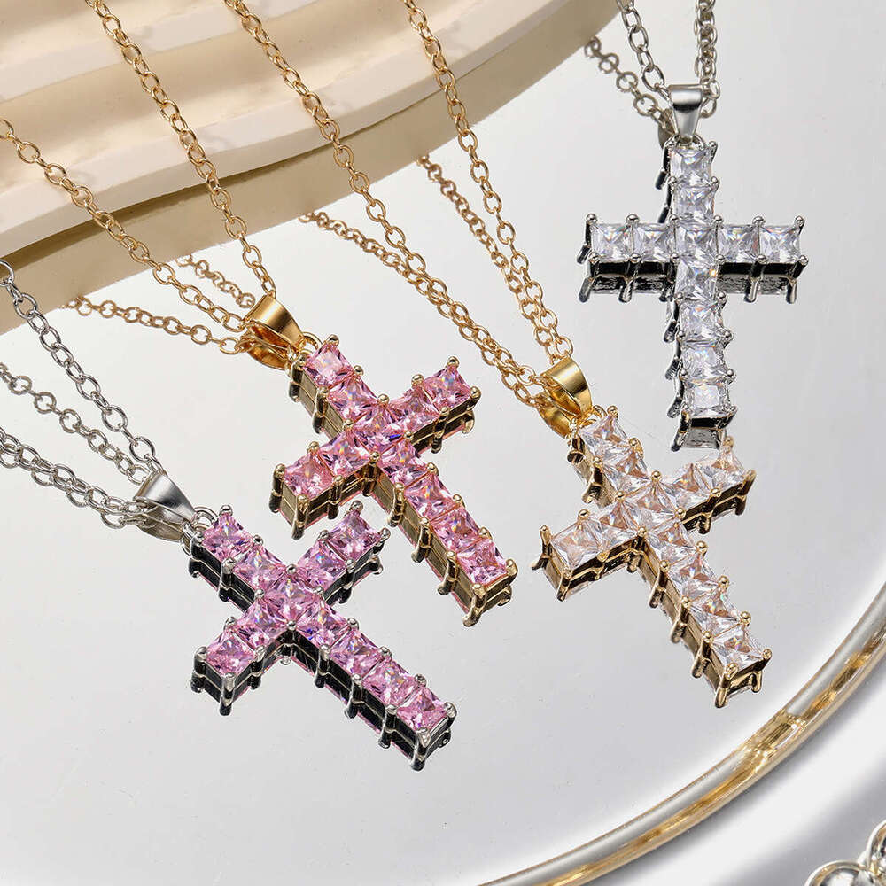 New inlaid Haoshi cross pendant necklace, fashionable, simple, versatile, light , high-end decorative item
