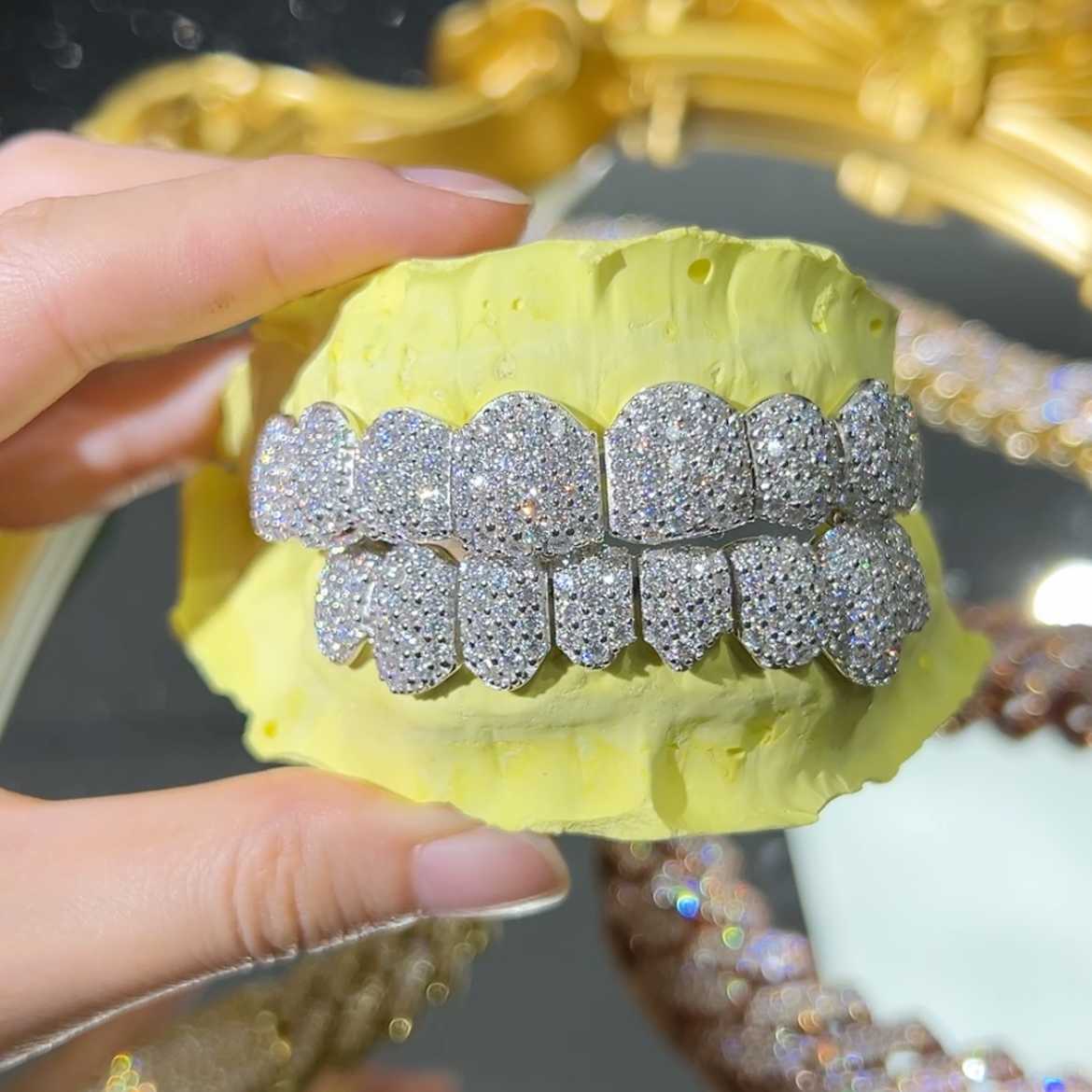 Yu Ying Custom Diamond Grillz Hip Hop 18K Gold Plated Iced Out Moissanite Diamond Grillz for Teeth